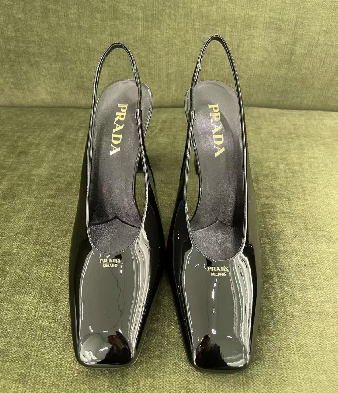 艶やか上質素材《PRADA》パテントレザー スリングバックパンプス