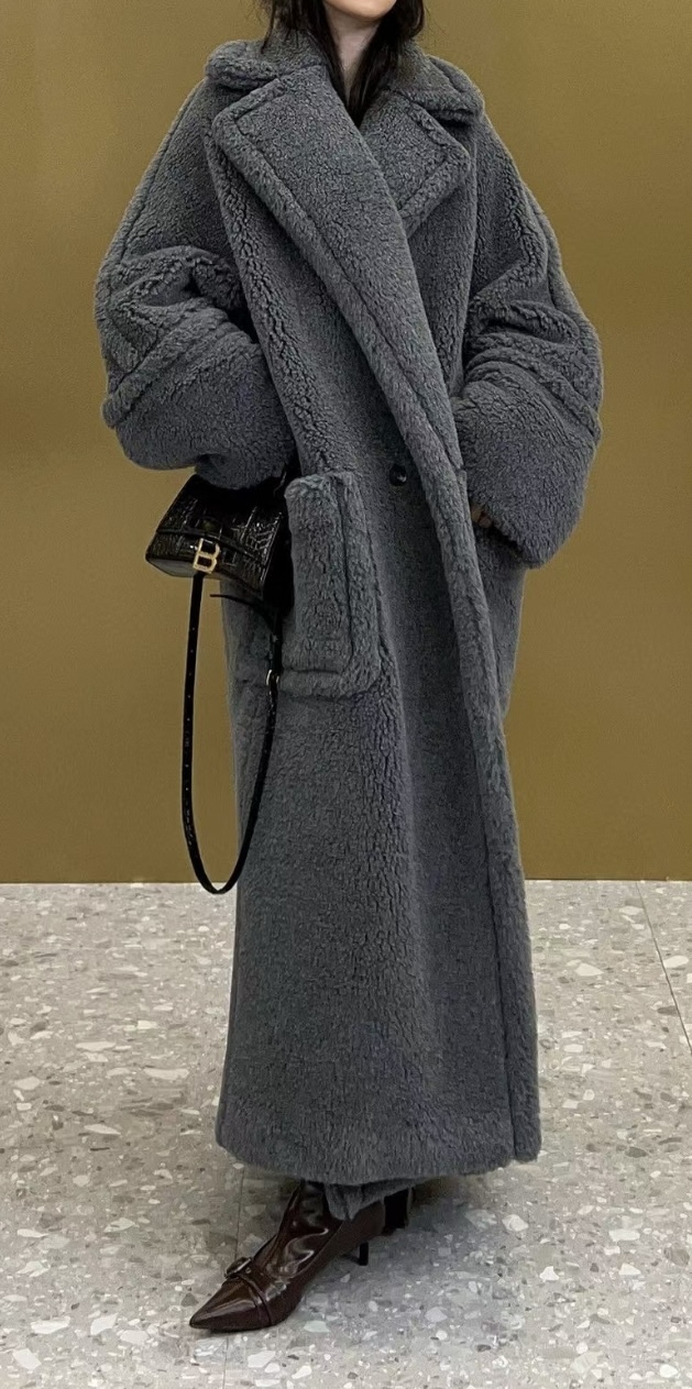 滝澤眞規子さん着用《Max Mara》Kadiak Teddyロングコート