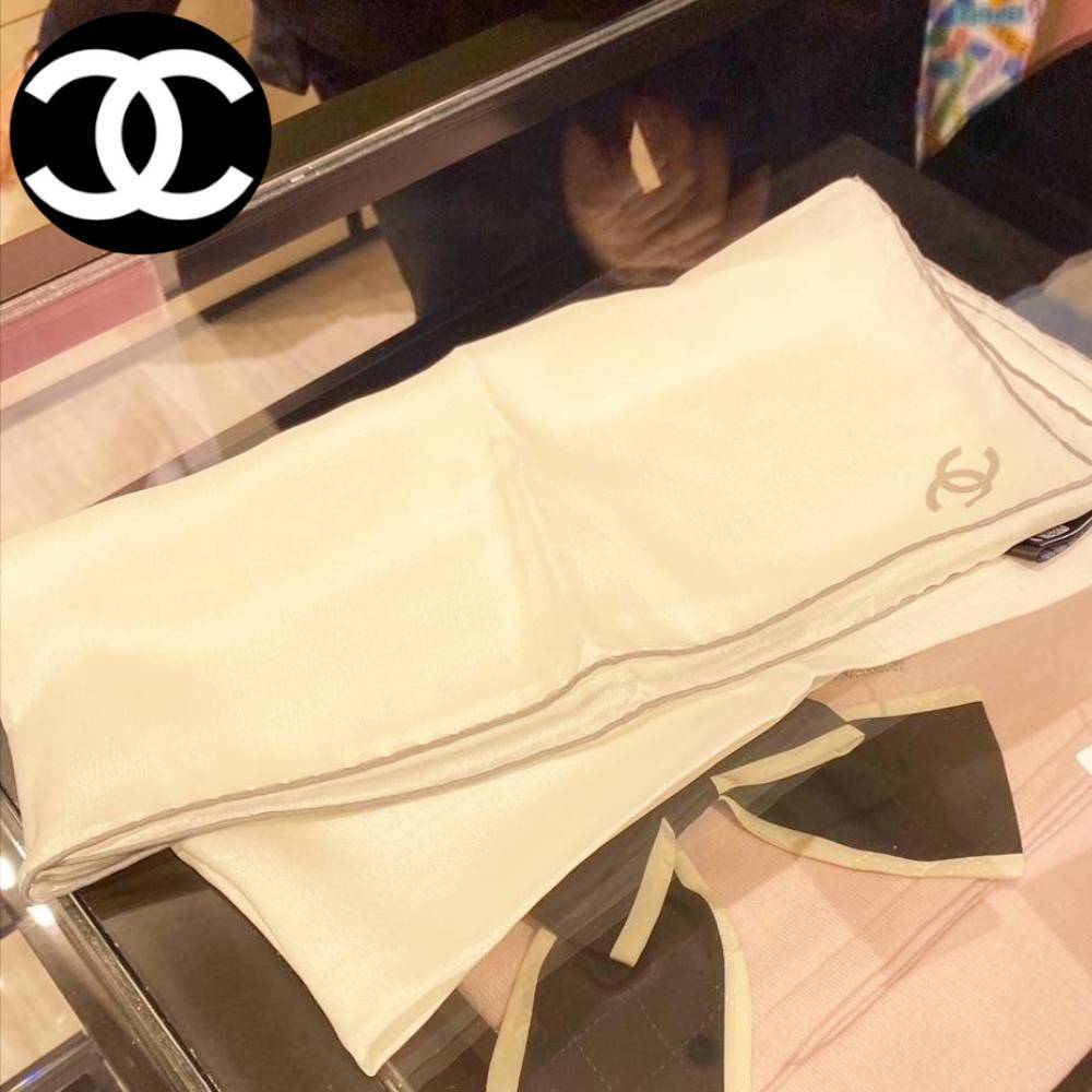 【肌触りの良いシルクを身にまとっておでかけ】CHANEL スカーフ