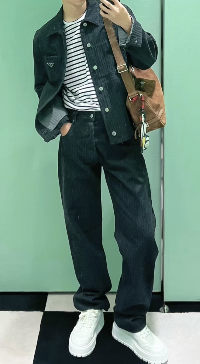 着回しが効く《PRADA》トライアングルロゴボーダーTシャツ ２色