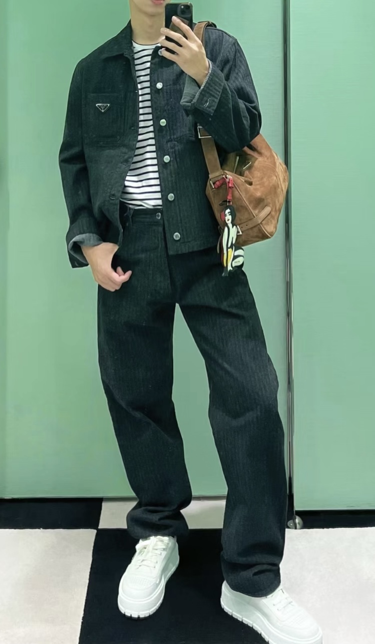 着回しが効く《PRADA》トライアングルロゴボーダーTシャツ ２色