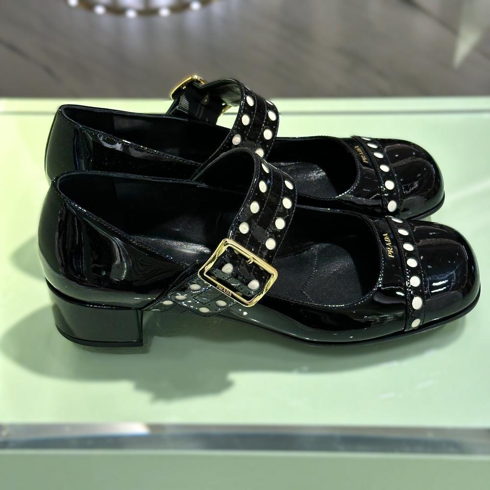 PRADA 可愛い メリージェーン パンプス 本革 パテントレザー 黒 PRADA 可愛い メリージェーン パンプス 本革 パテントレザー 黒