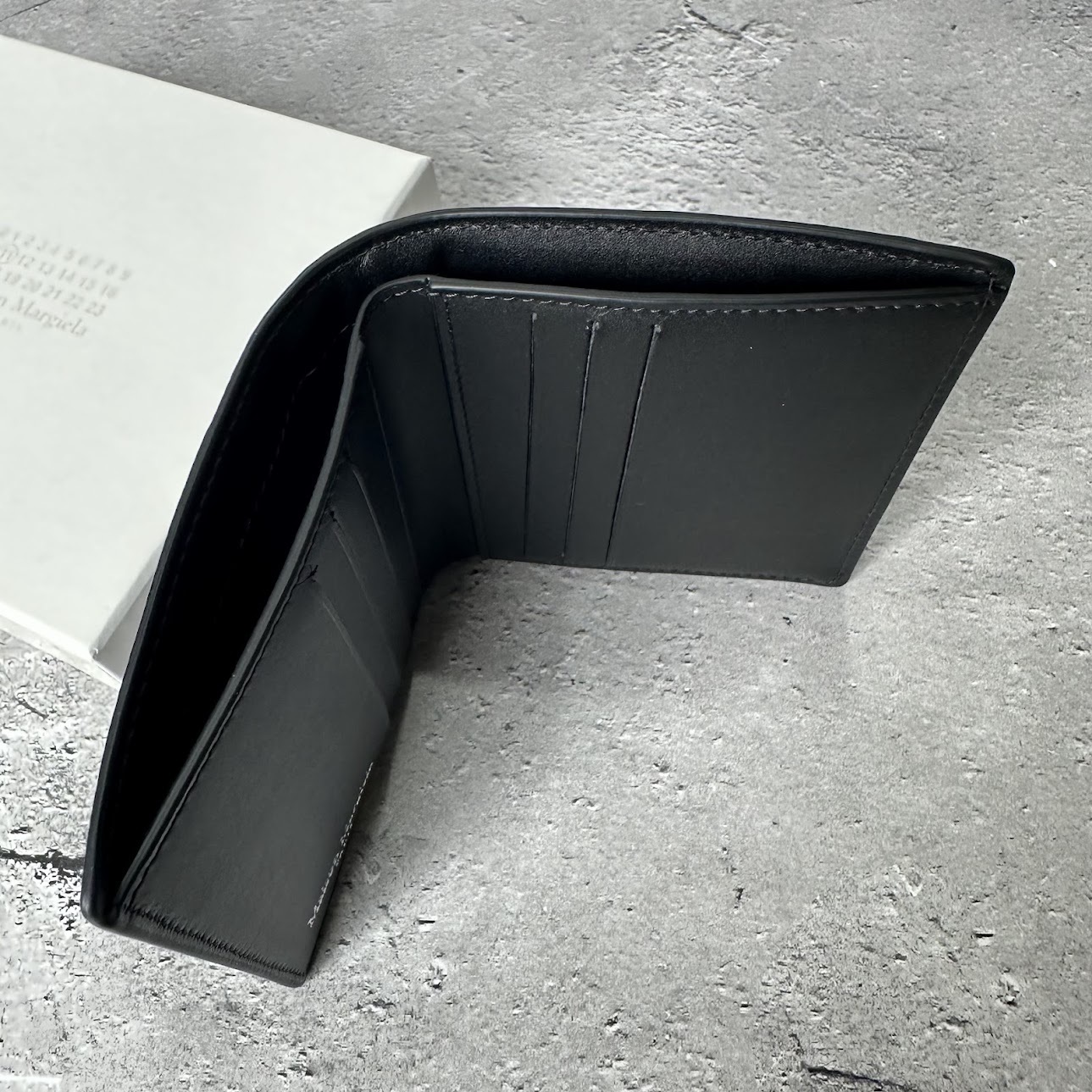 関税送料込み【MAISON MARGIELA】二つ折り 財布 レザー ロゴ ☆関税送料込み☆ Maison margiela 二つ折り財布 S56UI0140P4455