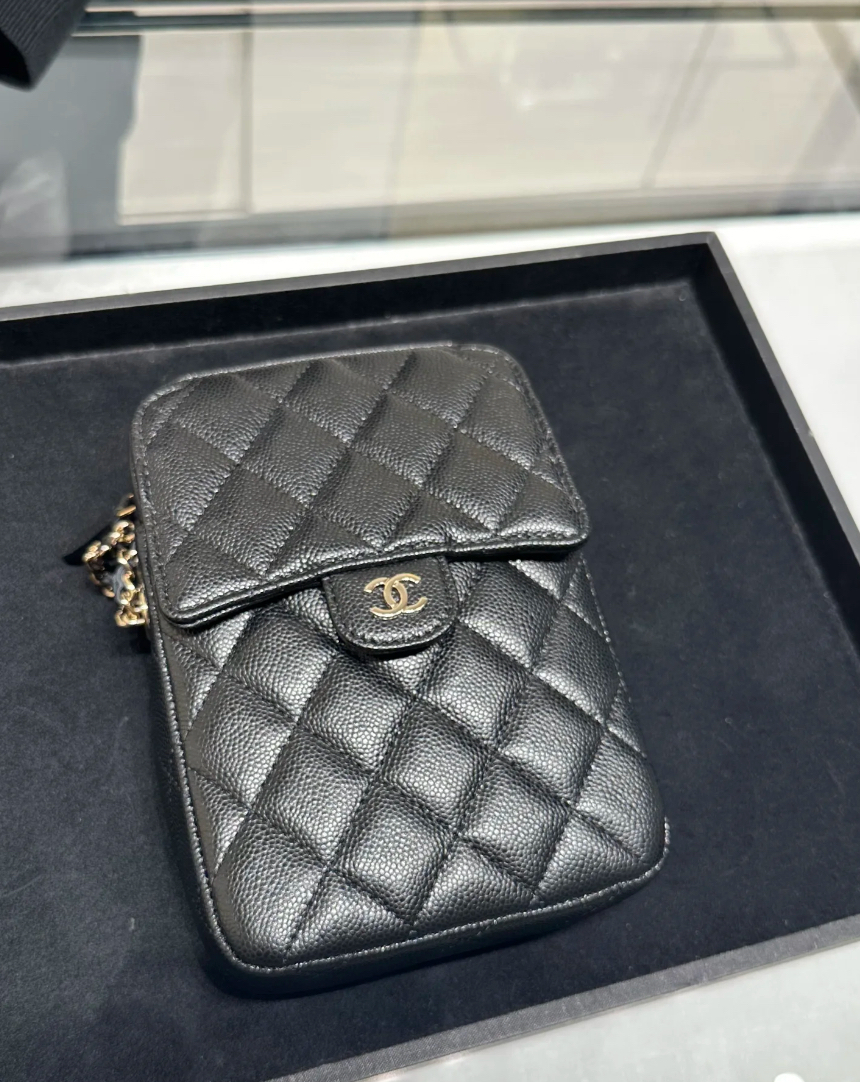 CHANEL《エレガントでカジュアルに決める！》フォーン ホルダー