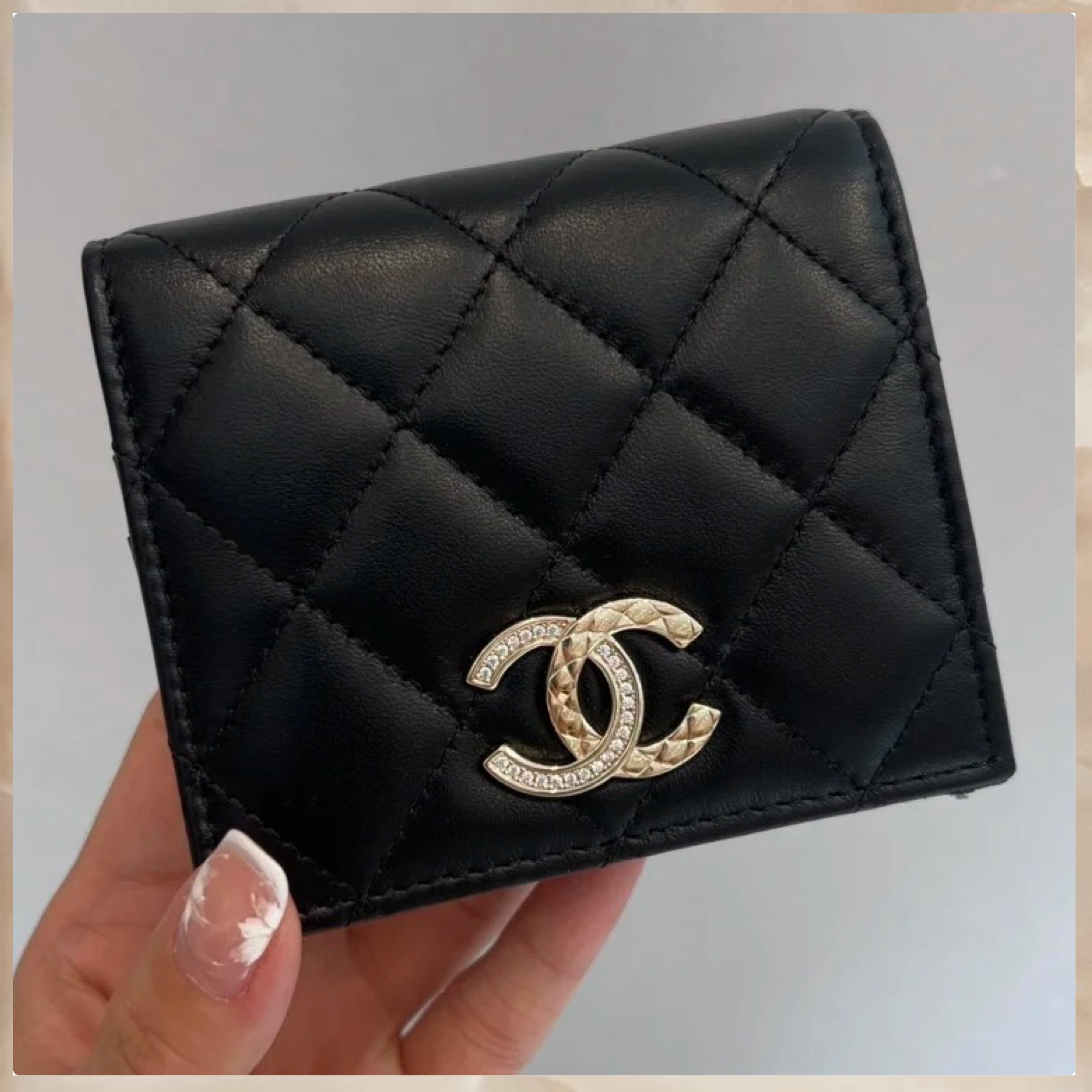 ロゴが可愛い【CHANEL】三つ折り財布 マトラッセ