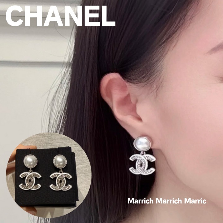 CHANEL《爽やかで品のあるデザイン》シャネル ロゴ ピアス