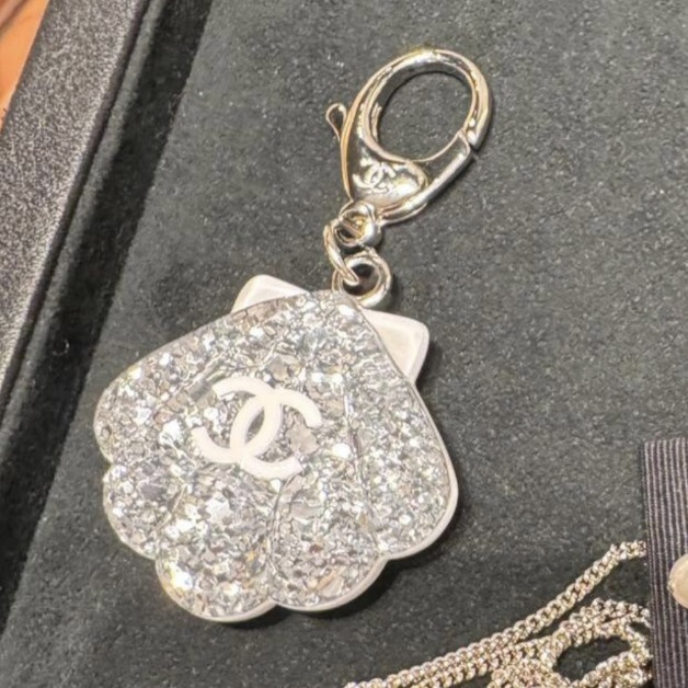 《プレゼントにも最適な逸品》CHANEL キーホルダー