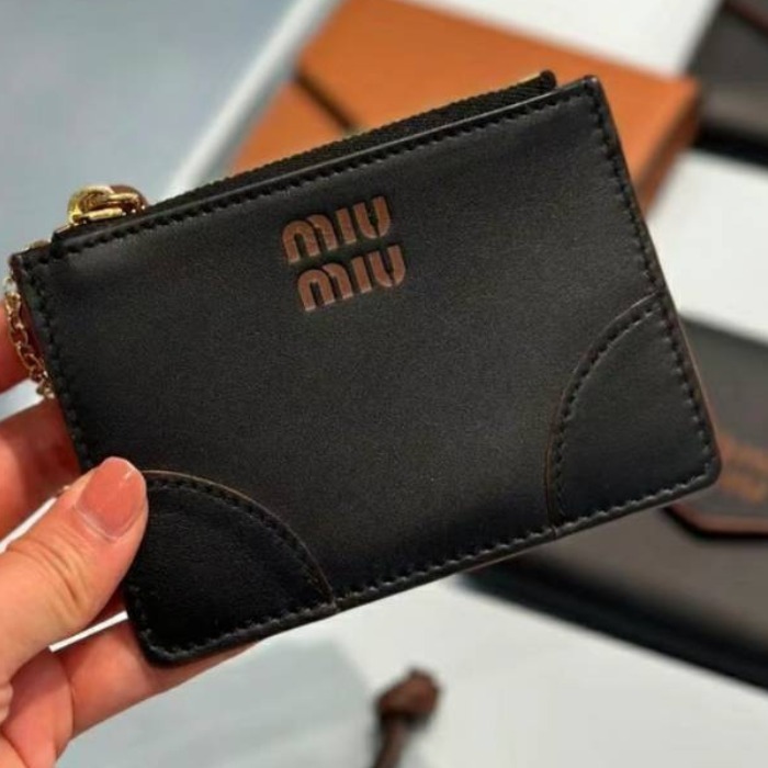 《洗練されたデザイン》【miumiu】レザーカードホルダー