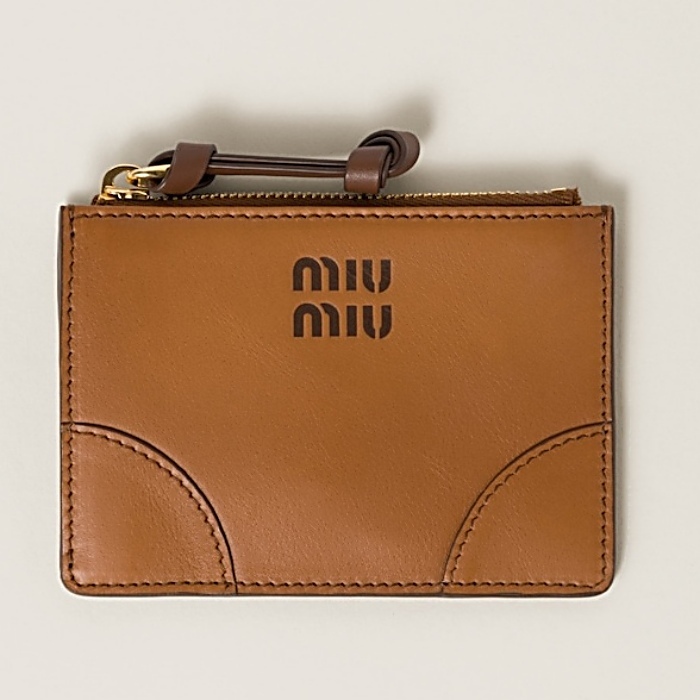 《洗練されたデザイン》【miumiu】レザーカードホルダー