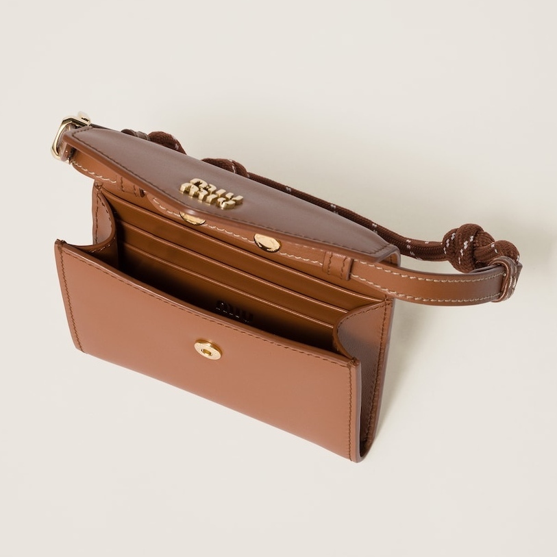 《機能性を兼ね備えた逸品》【miumiu】ショルダーウォレット