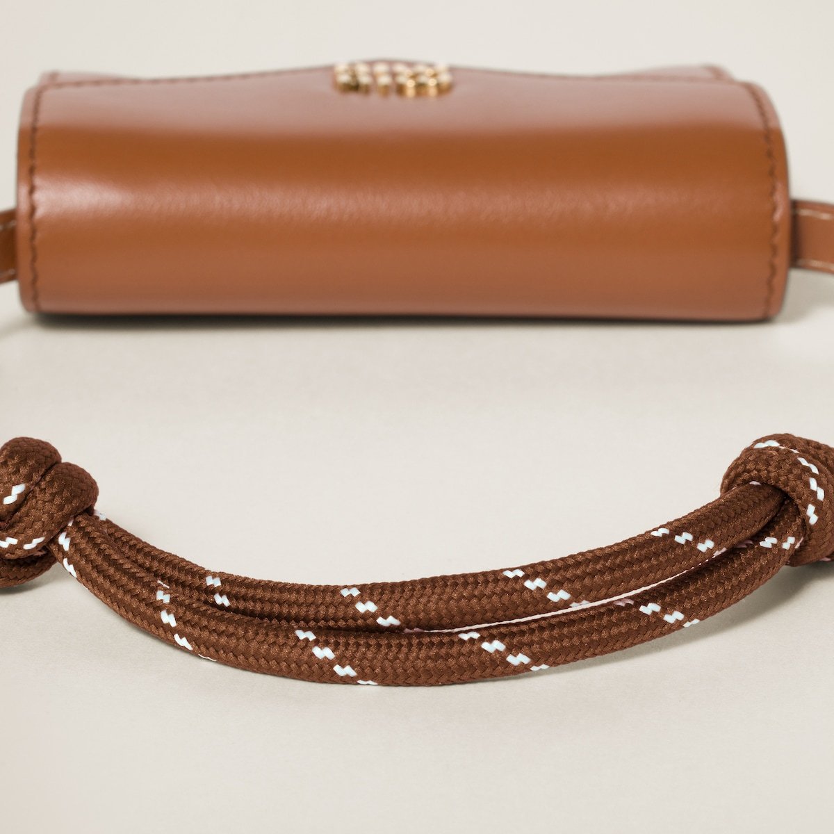 《機能性を兼ね備えた逸品》【miumiu】ショルダーウォレット