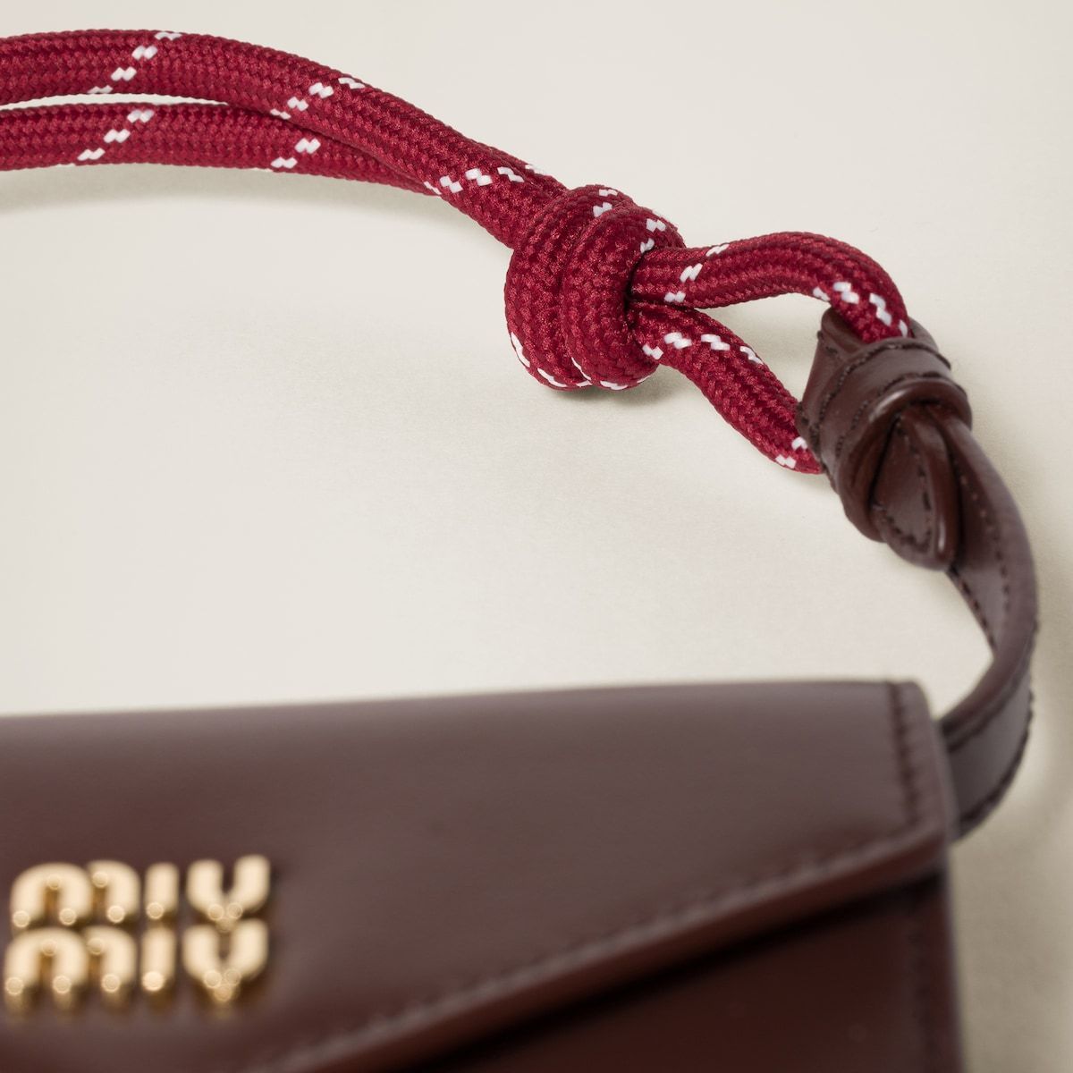 《機能性を兼ね備えた逸品》【miumiu】ショルダーウォレット