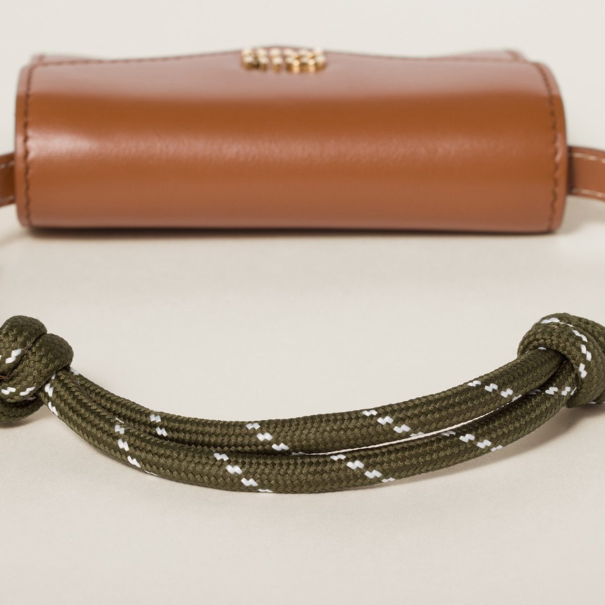 《機能性を兼ね備えた逸品》【miumiu】ショルダーウォレット