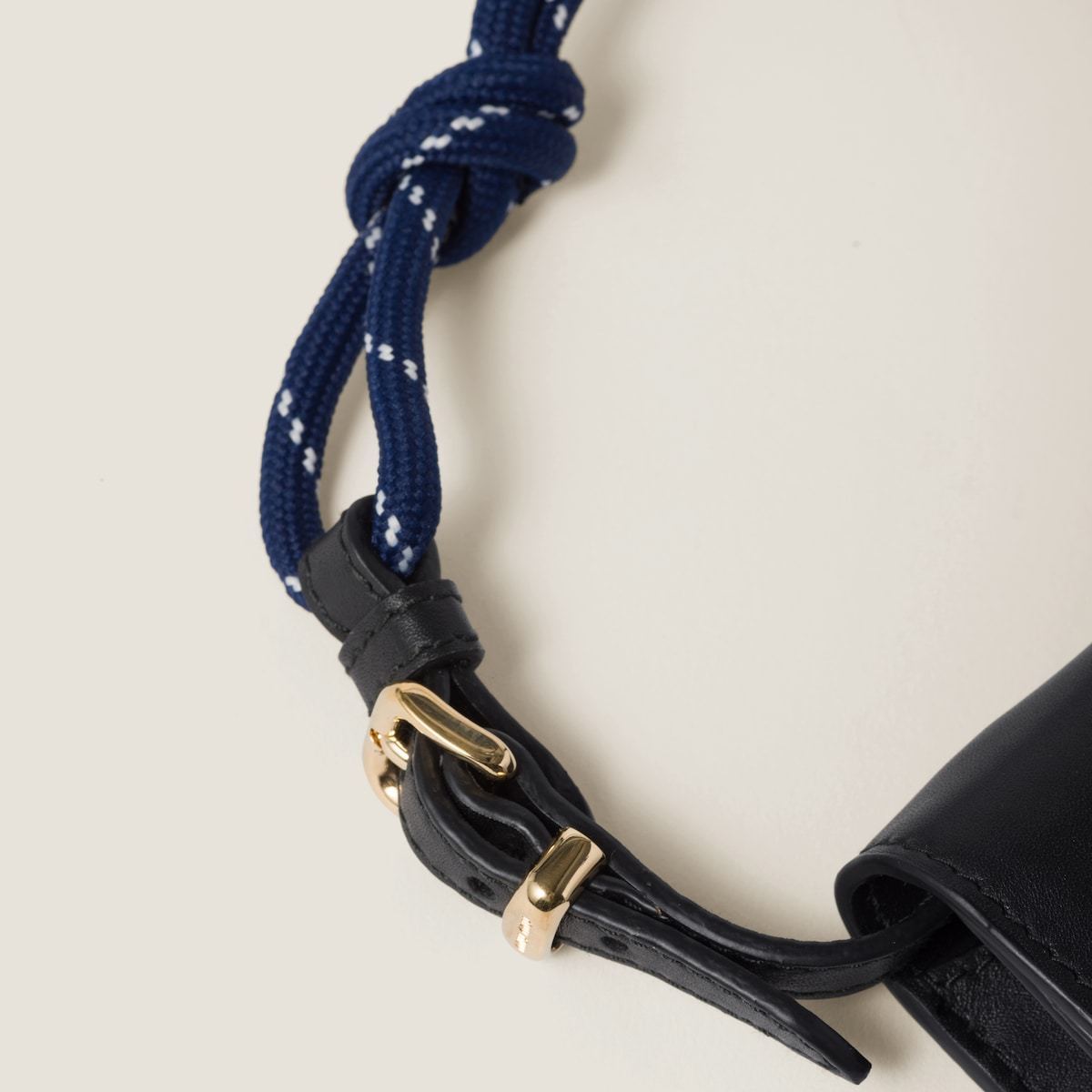 《機能性を兼ね備えた逸品》【miumiu】ショルダーウォレット