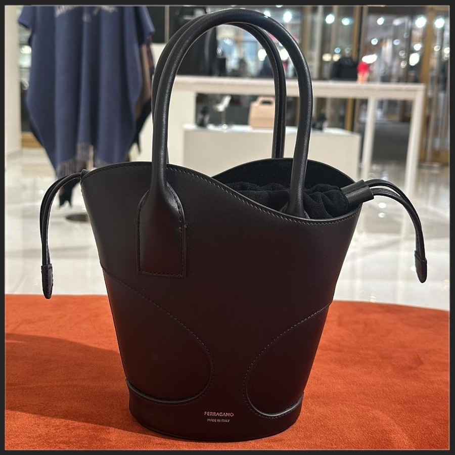 直営店☆Ferragamo☆SALE! カットアウト ショルダーバッグ 2WAY