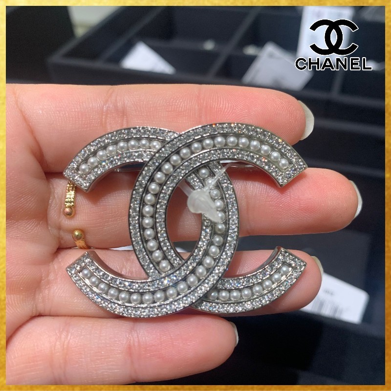 【パールの輝きが目を引く】 CHANEL CCロゴ ブローチ