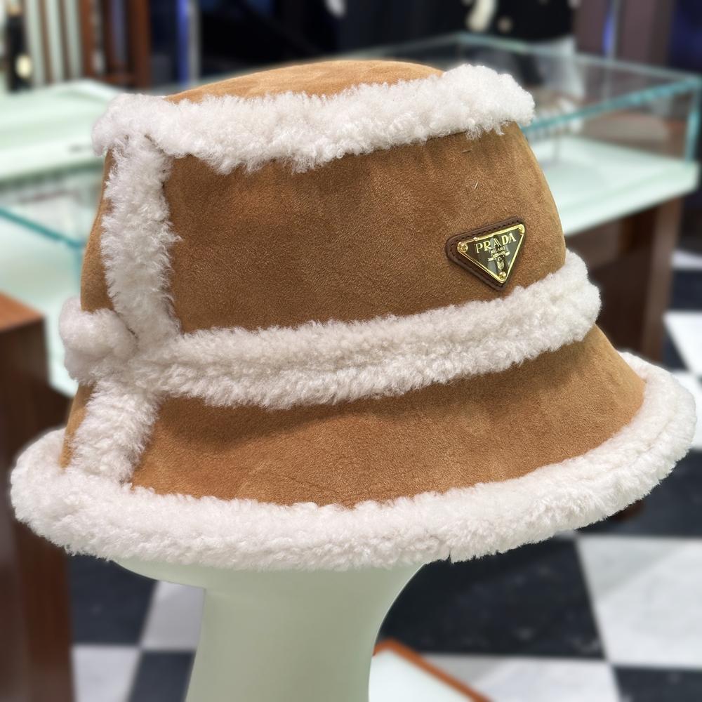 PRADA プラダ スエードシアリング バケットハット 1HC137