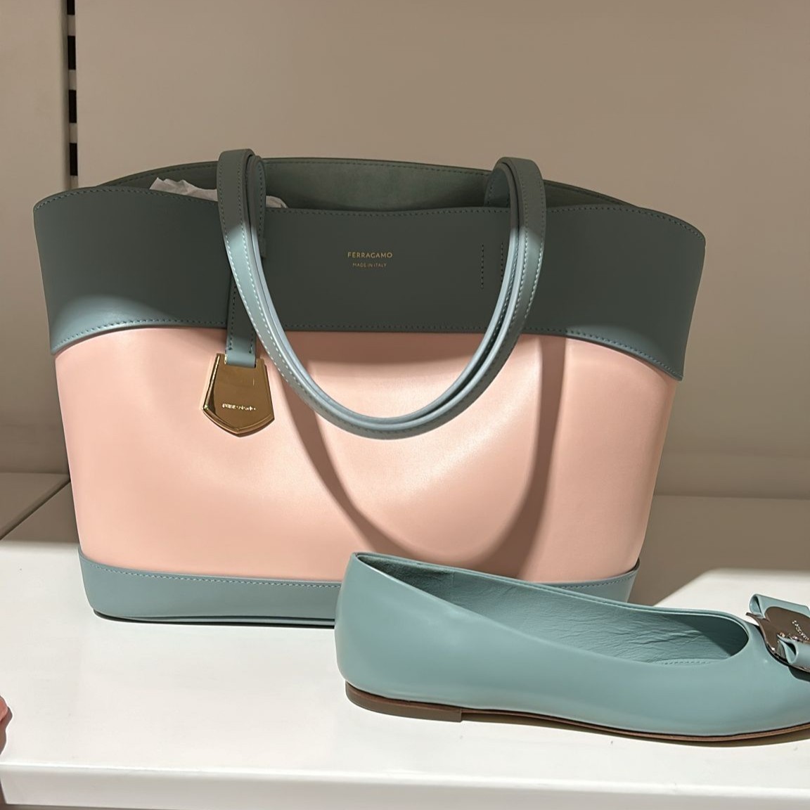 直営店☆Ferragamo☆お洒落なデザイン♪CHARM M トートバック