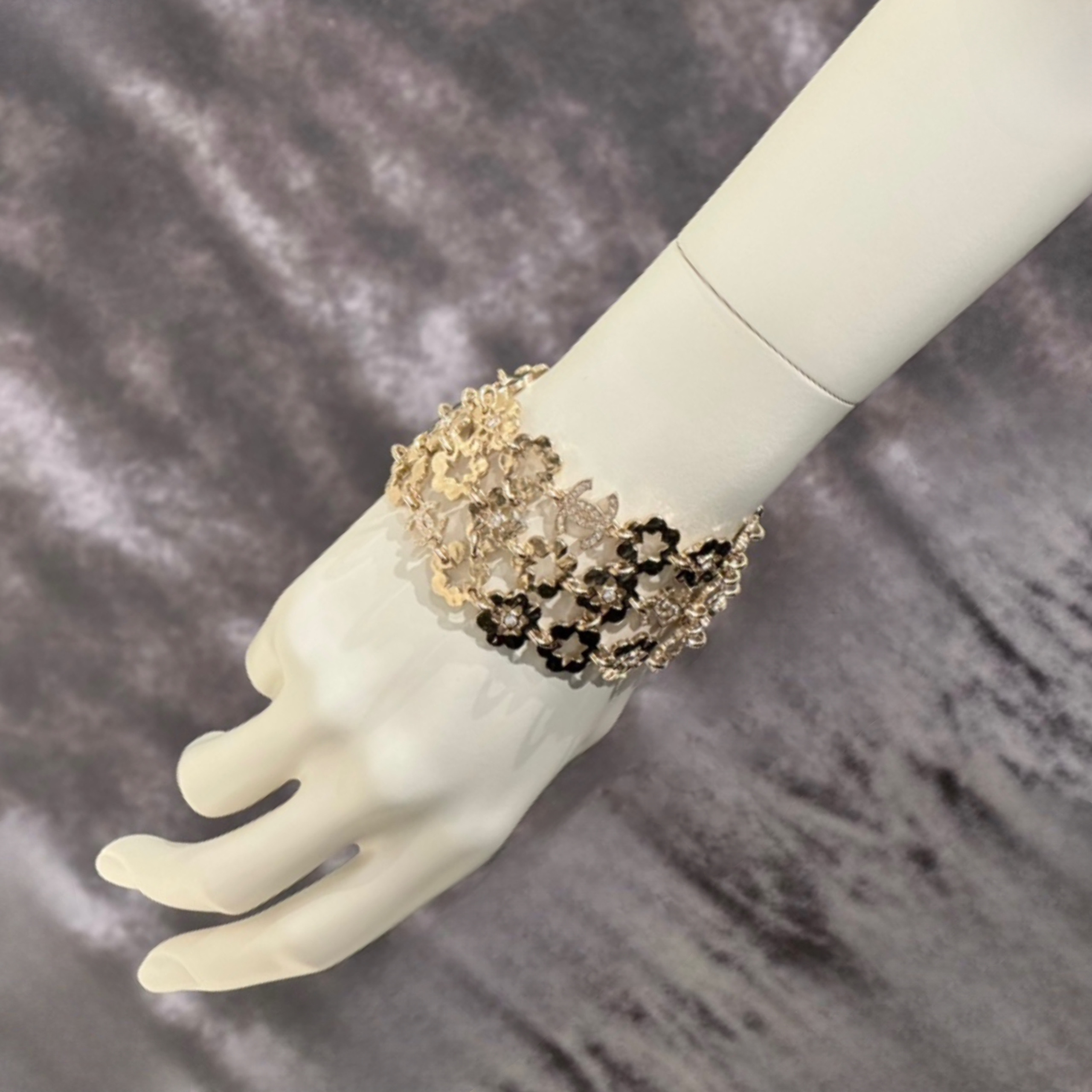 《手元を動かす度キラキラ輝く♪》25C限定★CHANEL ブレスレット