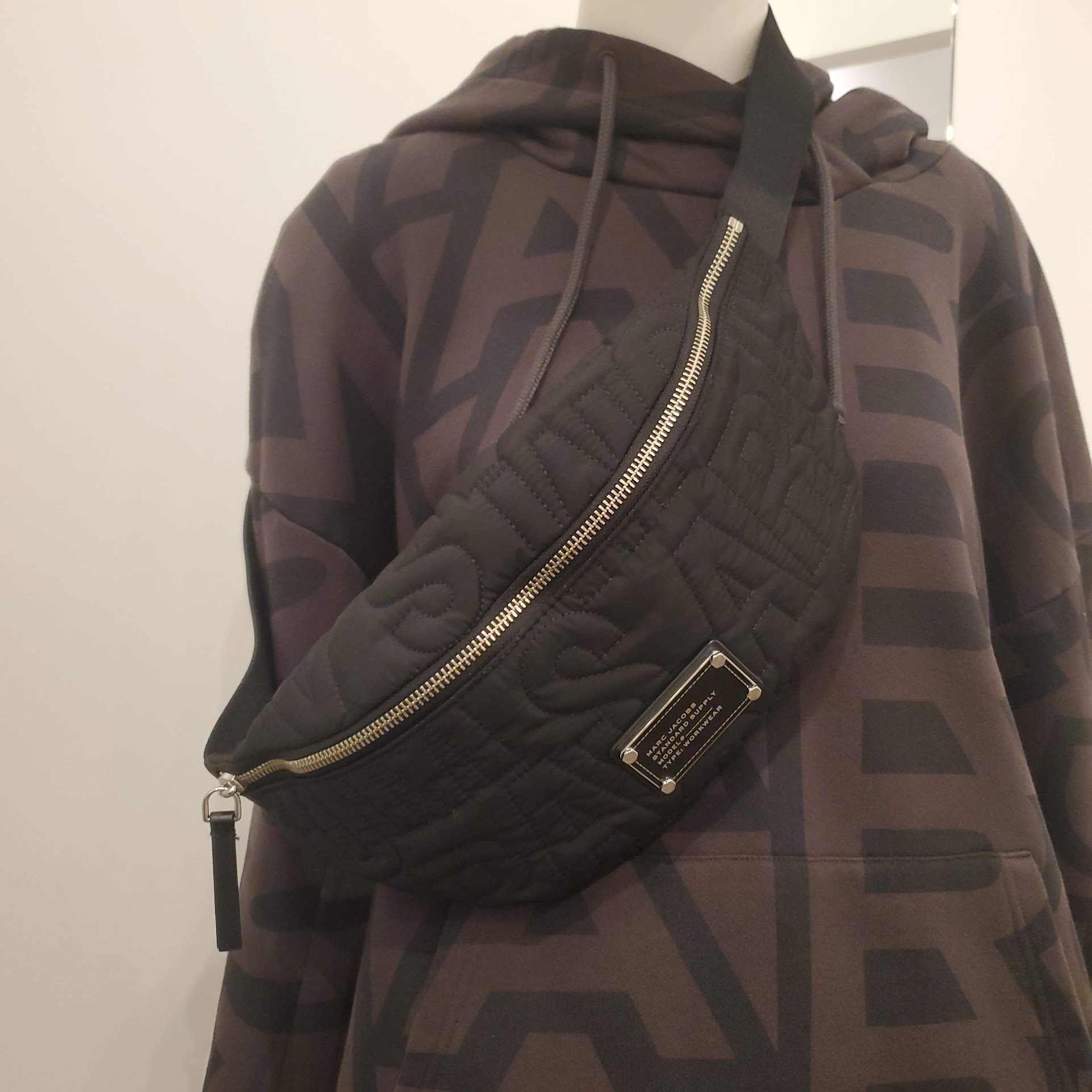 MARC JACOBS ナイロンキルティングロゴ スリング/ボディバッグ