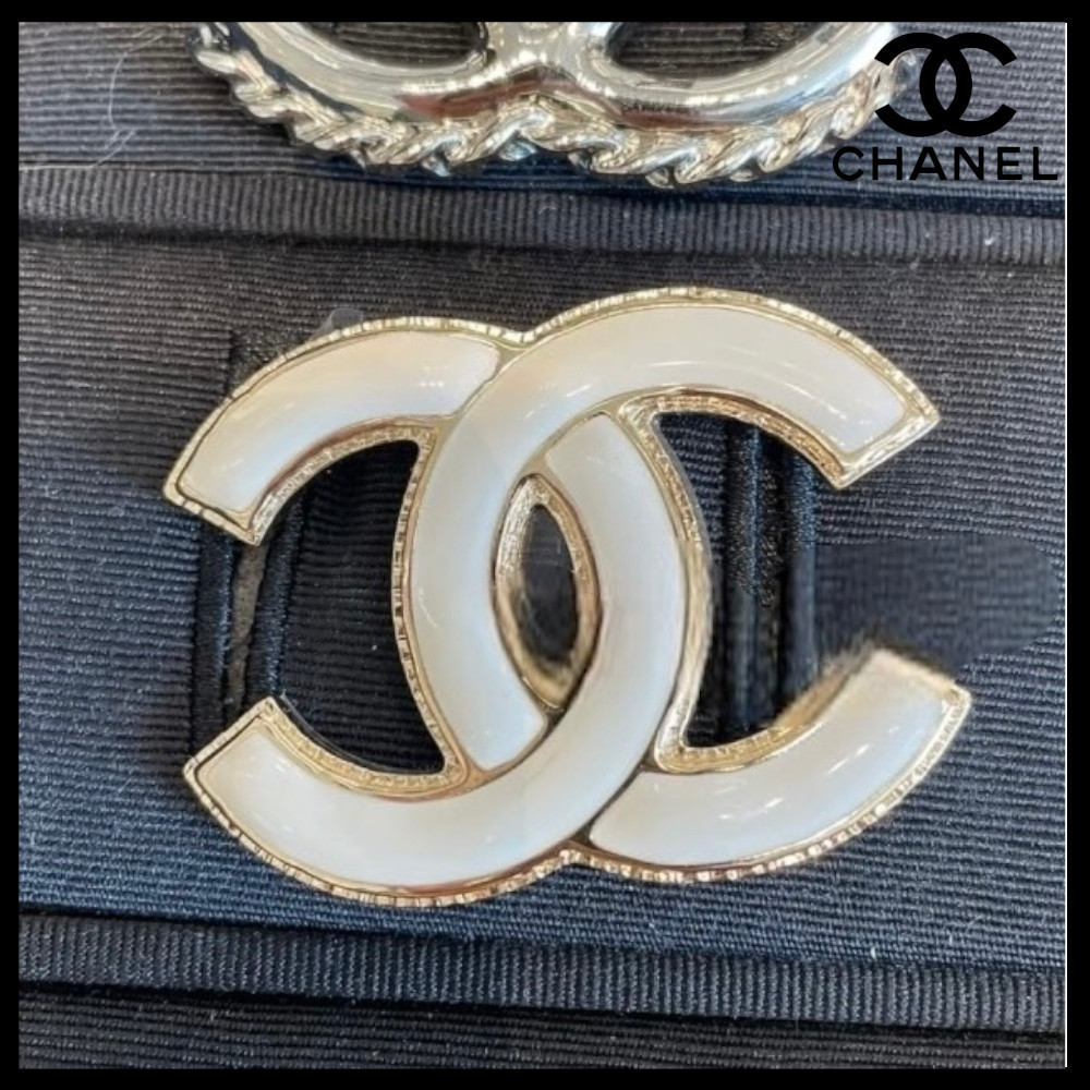 【ホワイトが目を惹く♪】CHANEL ブローチ
