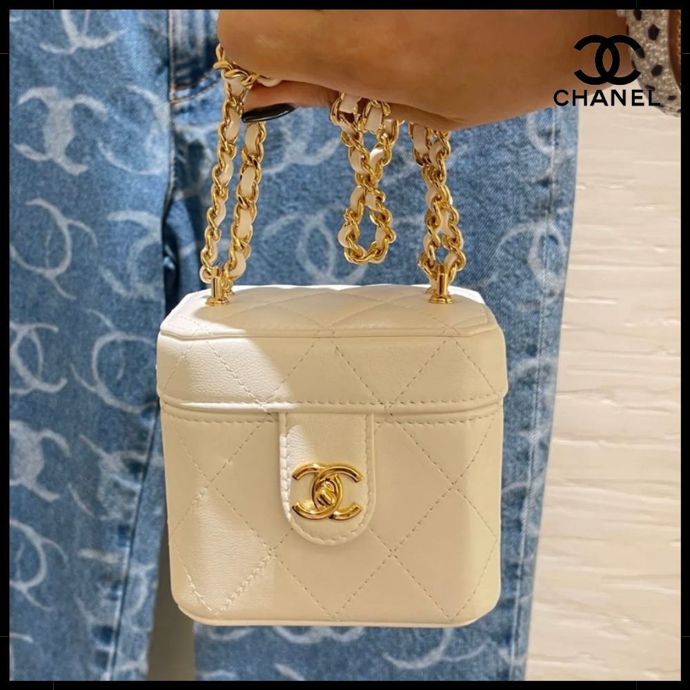 【大人気♪】CHANEL ゴールドチェーンクラッチ バニティケース
