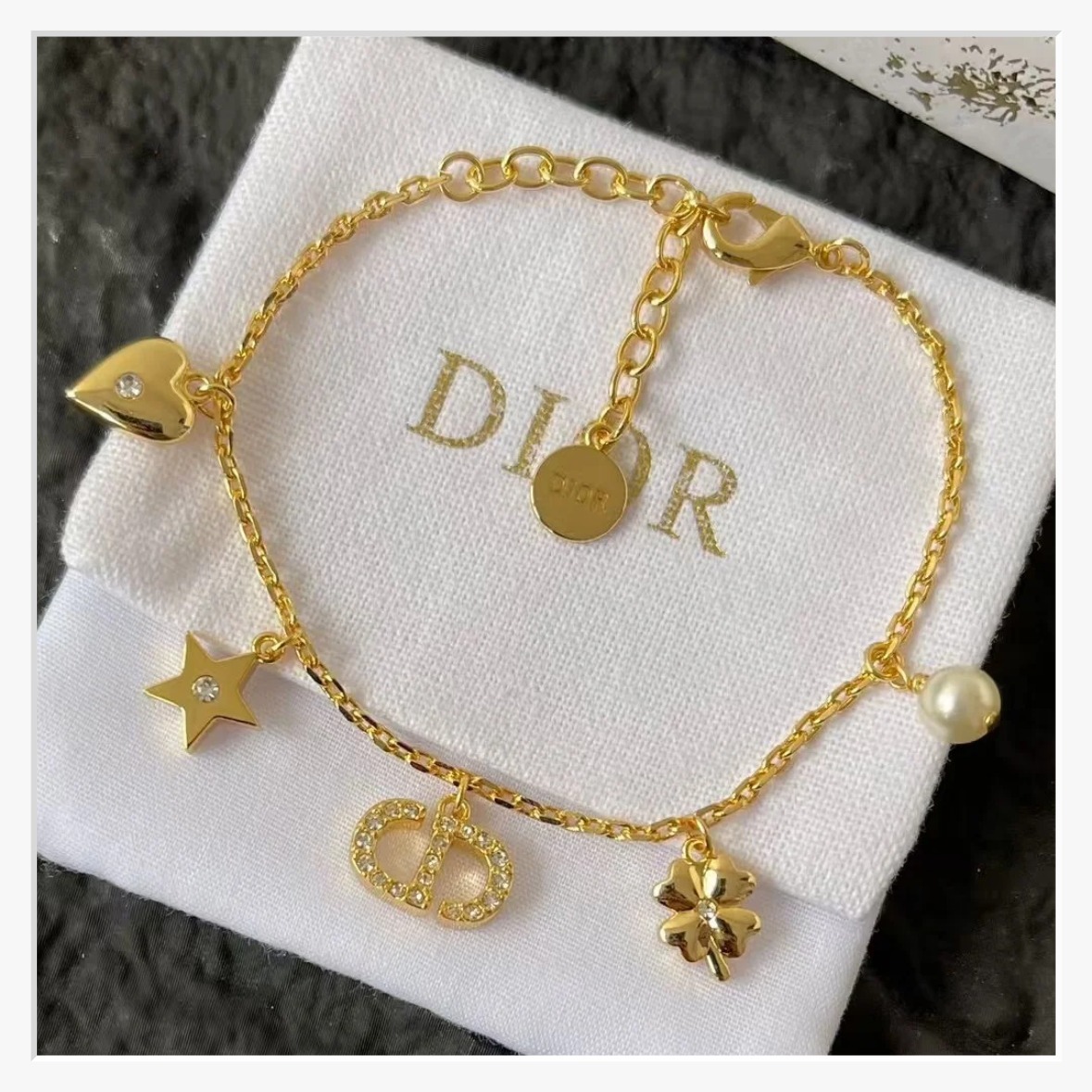 《チャームで華やか》Dior Petit CD Lucky Charms ブレスレット