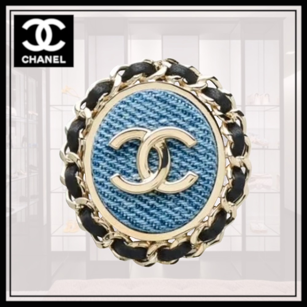 【デニムとレザーでカジュアルに♡】CHANEL ブローチ