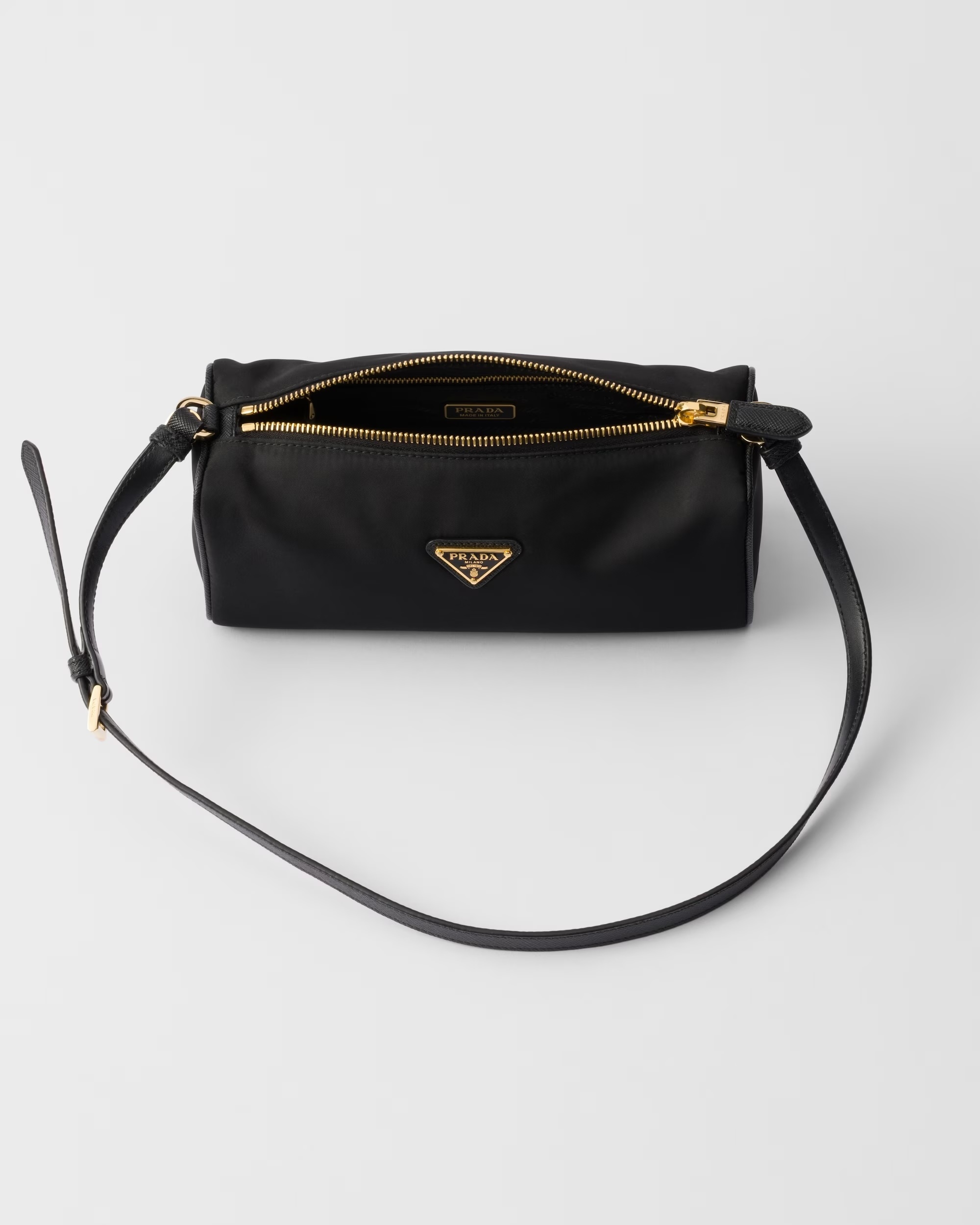 PRADA【入手困難】☆Re-Nylon☆上品なポーチバック☆全色 (PRADA