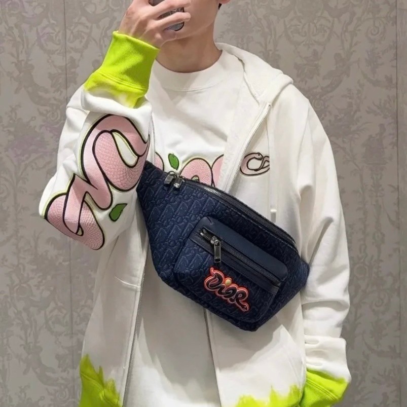 【ロゴが可愛い♪】DIOR DIOR AND KAWS Rider 2.0 ベルトバッグ ロゴが可愛い♪】DIOR DIOR AND KAWS Rider 2.0 ベルトバッグ