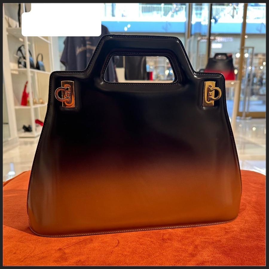 直営店☆Ferragamo☆SALE! グラデーション ショルダーバッグ