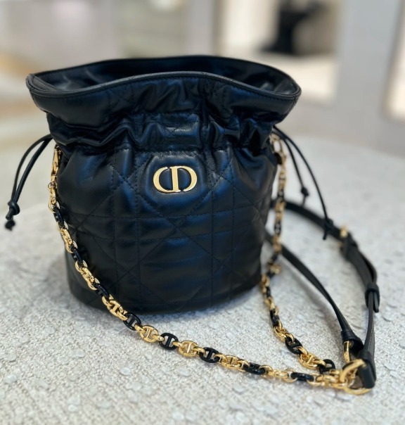 【かわいいフォルム♡】Dior Miss Caro ミニバケットバッグ かわいいフォルム♡】Dior Miss Caro ミニバケットバッグ