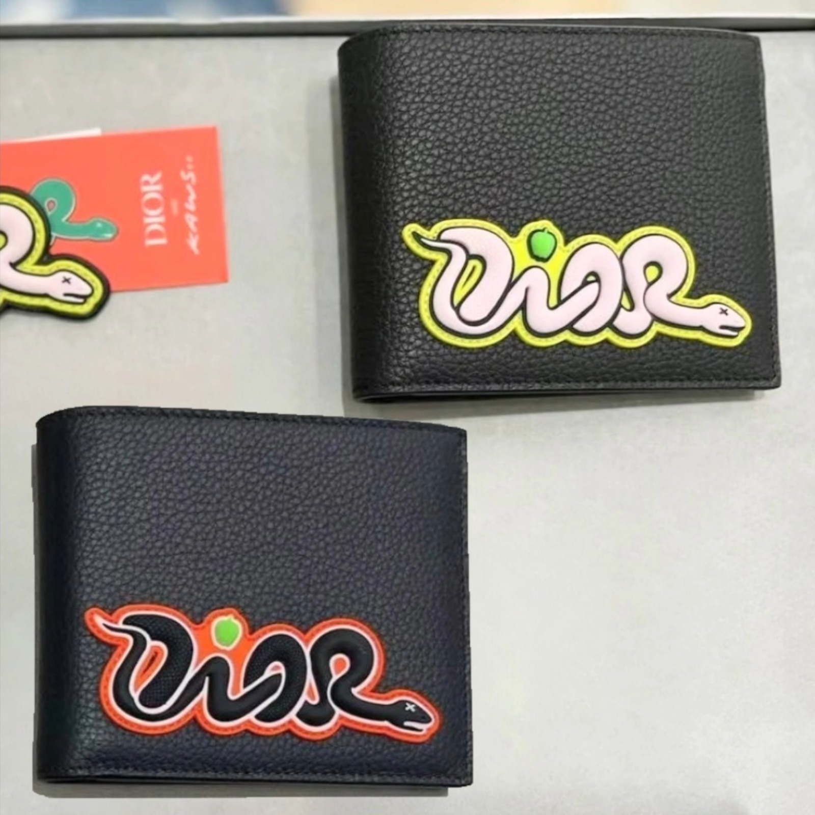 【ポップで機能的】DIOR AND KAWS 2つ折りウォレット
