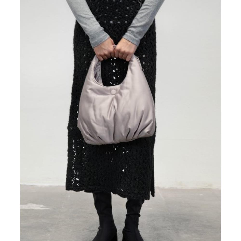 トートバッグ +AMOMENTO+ SILKY PADDED BAGBEIGE AM23FWW01BGBEIGE