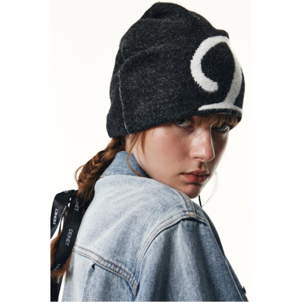 ファッション雑貨・小物その他 +DEINET+ D LOGO KNIT BEANIE IN CHARCOAL KDBXE4WB211