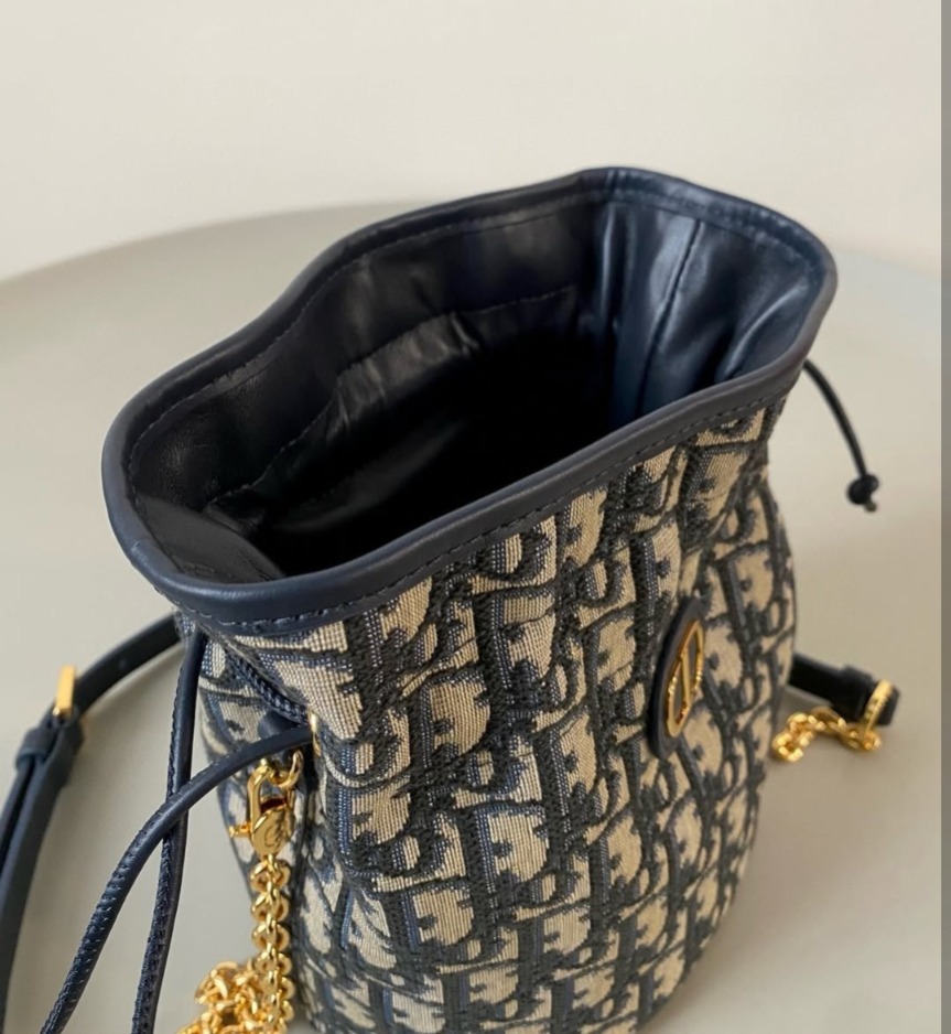 【上品で爽やかなブルー】Dior ミニバケットバッグ 30Montaigne DIOR | 30 Montaigne ドローストリング付き ミニ バケットバッグ
