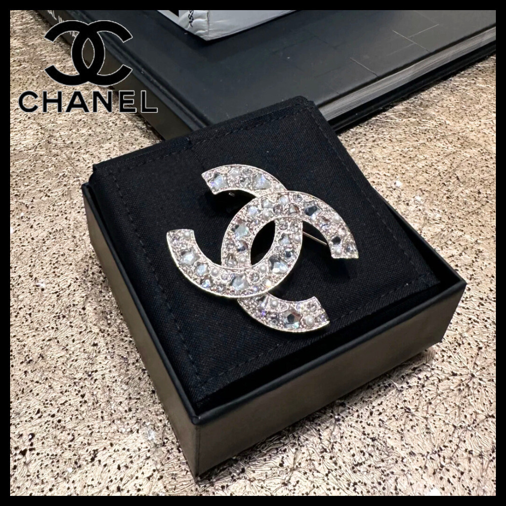 【シルバーロゴ♪】CHANEL ブローチ