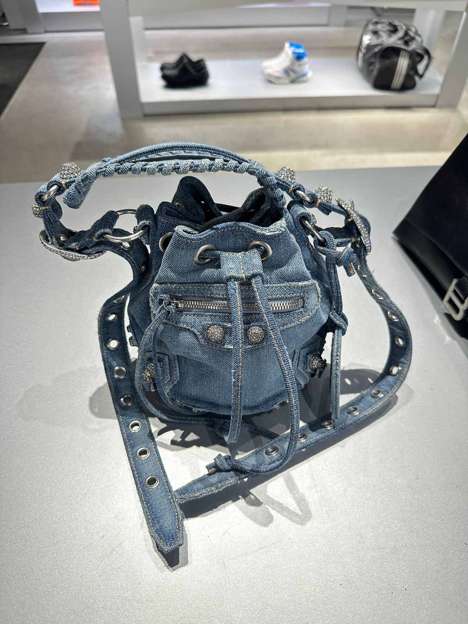 アウトレット直営店【BALENCIAGA】LE CAGOLE BUCKETBAG DENIM XS