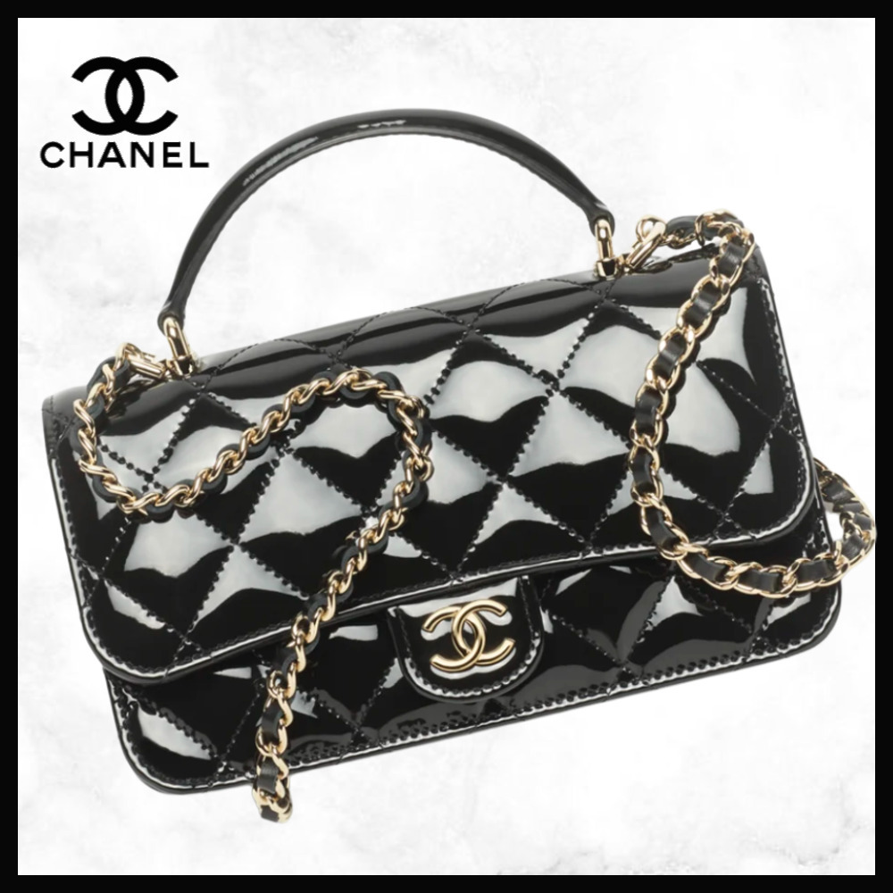 マルチに活躍【CHANEL】チェーン付きフラップフォンケース