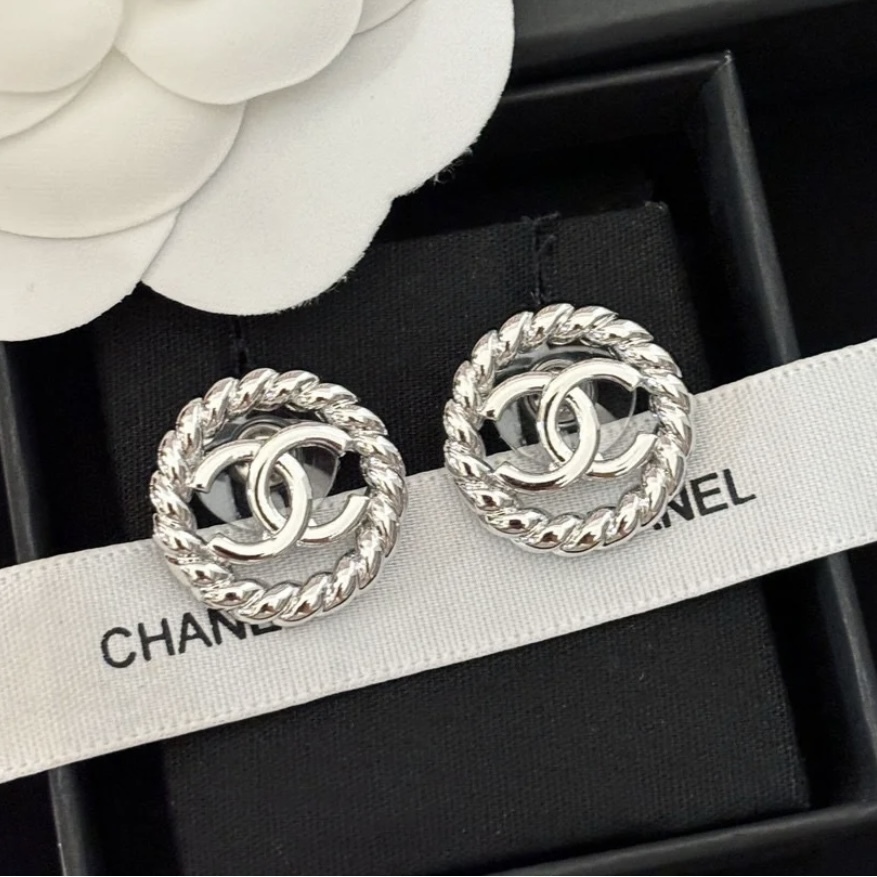 【シャネル】ピアス 煌めくCCロゴ シンプル＆エレガント☆ 大人気◇煌めくCCロゴがエレガント♪】CHANEL ビジュー ピアス