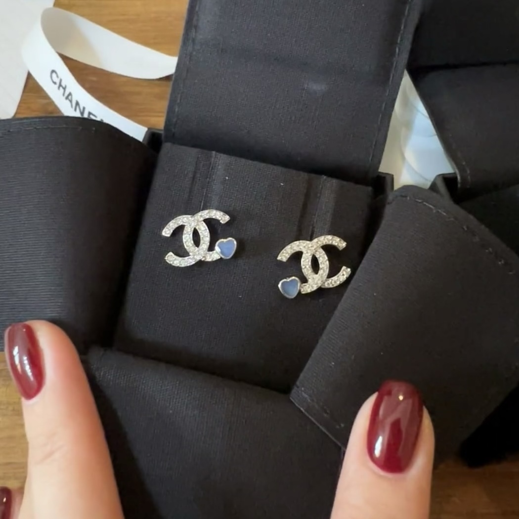 可愛いワンポイント【CHANEL】25P CCロゴ×ハート ピアス