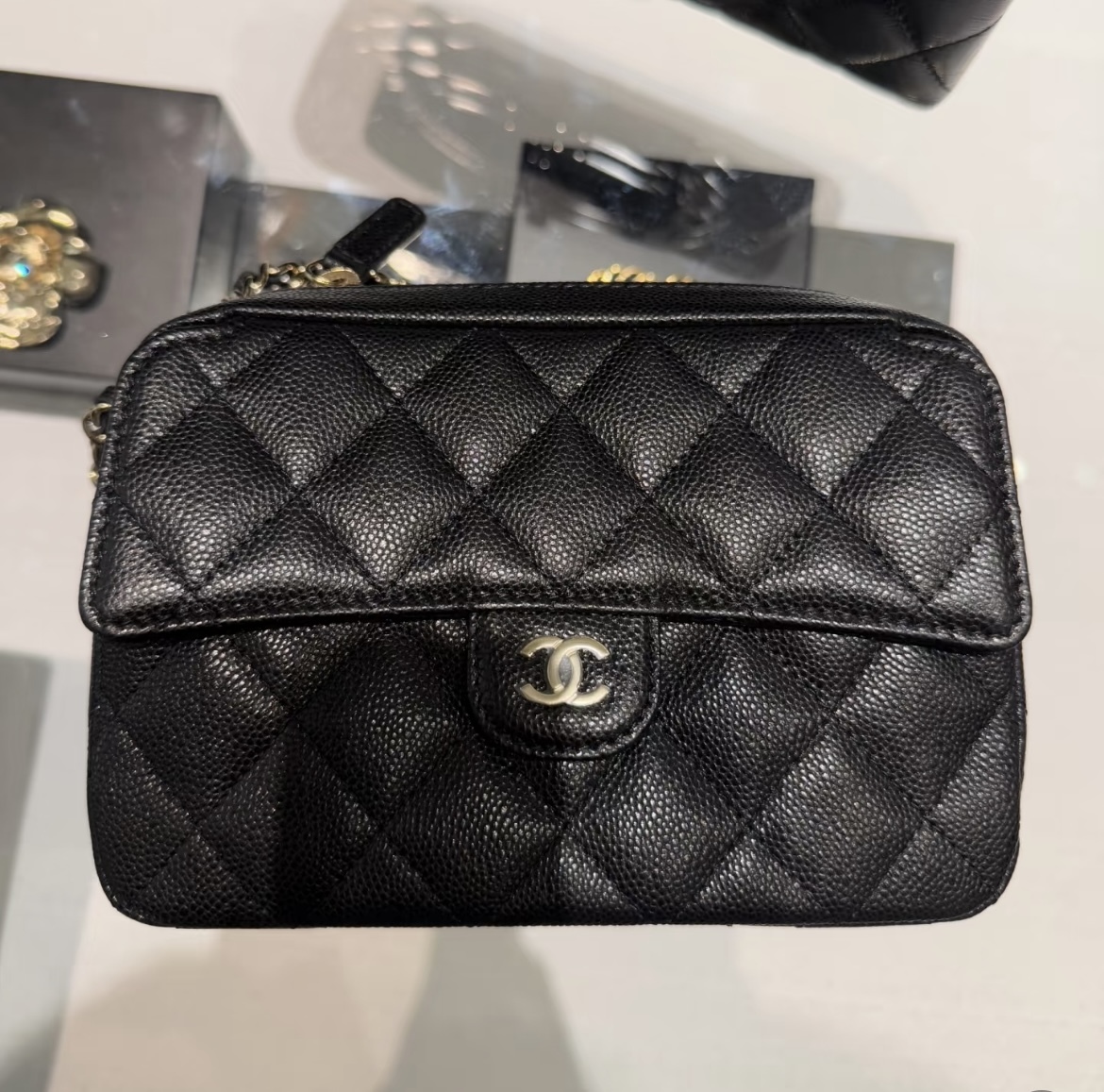 メンズも◎ クラシックな形がタイムレス CHANEL クラッチバック