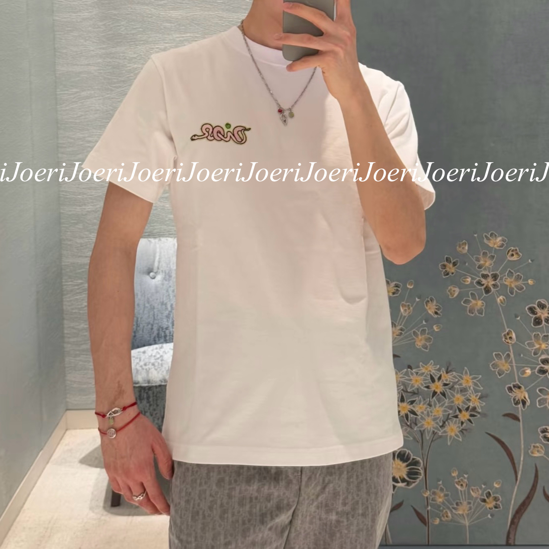 【シンプルがいい♡刺しゅうも可愛い♡】DIOR Tシャツ オシャレな刺繍♪】DIOR DIOR AND KAWS Tシャツ Ω Tシャツ