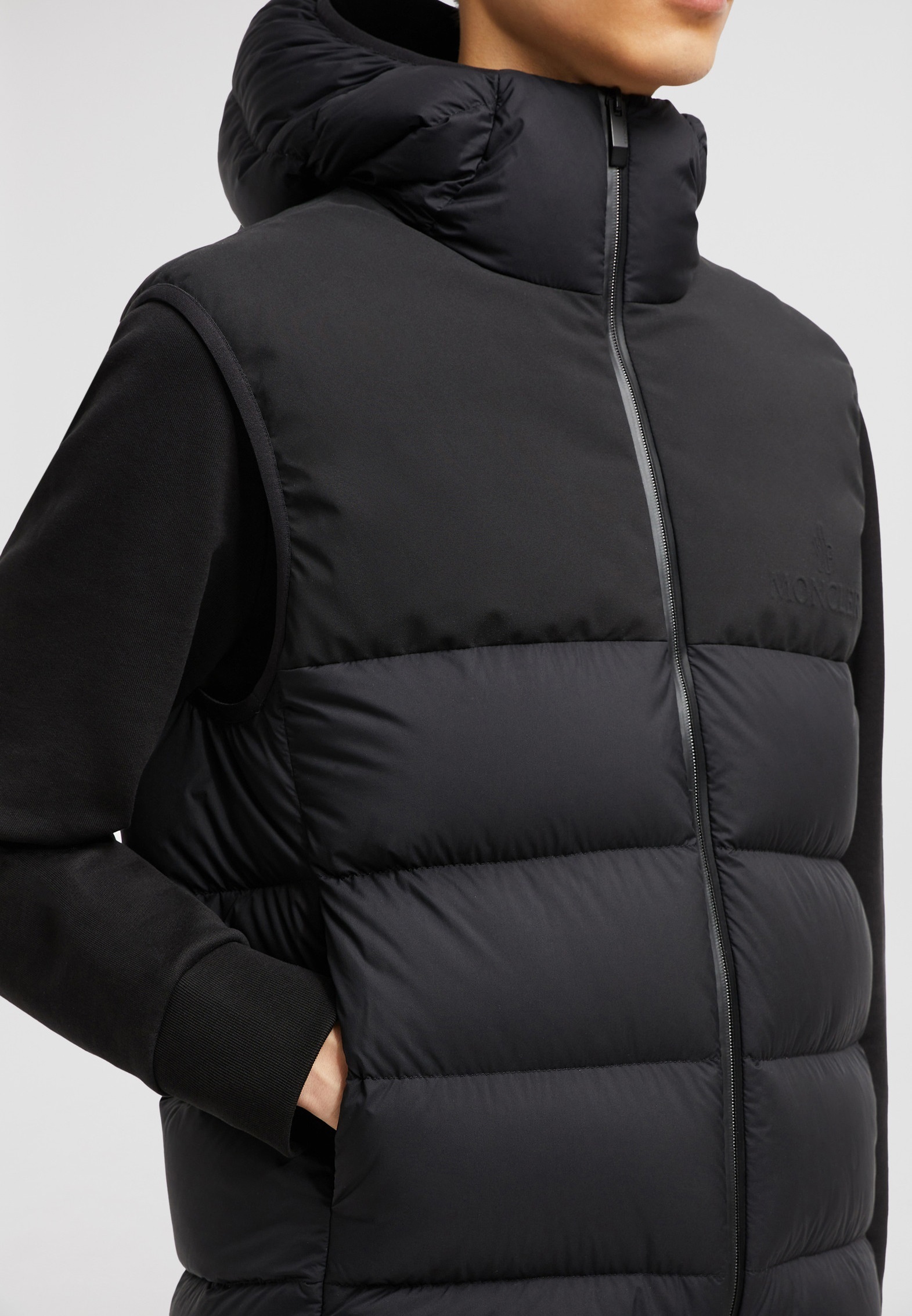 【MONCLER】BRESSE フード ダウンベスト ロングセゾンナイロン MONCLER】BRESSE フード ダウンベスト ロングセゾンナイロン
