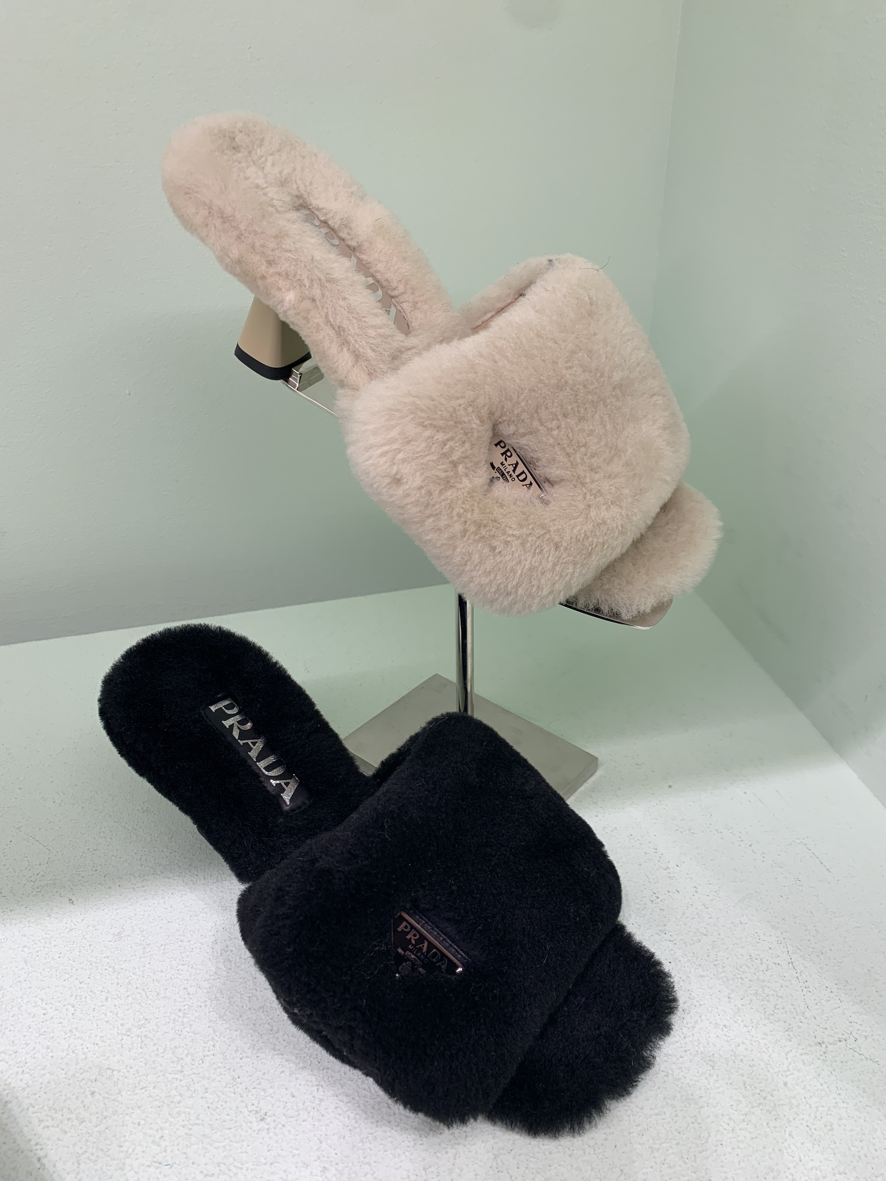 PRADA シアリング ミュール 三角ロゴ 1XX654