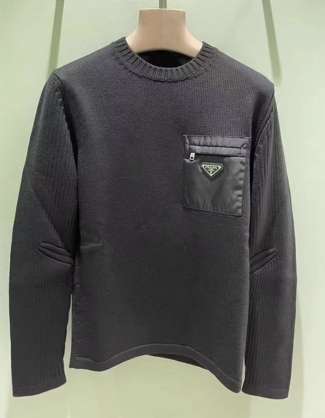 ピタっとスポーティデザイン《PRADA》バージンウールセーター