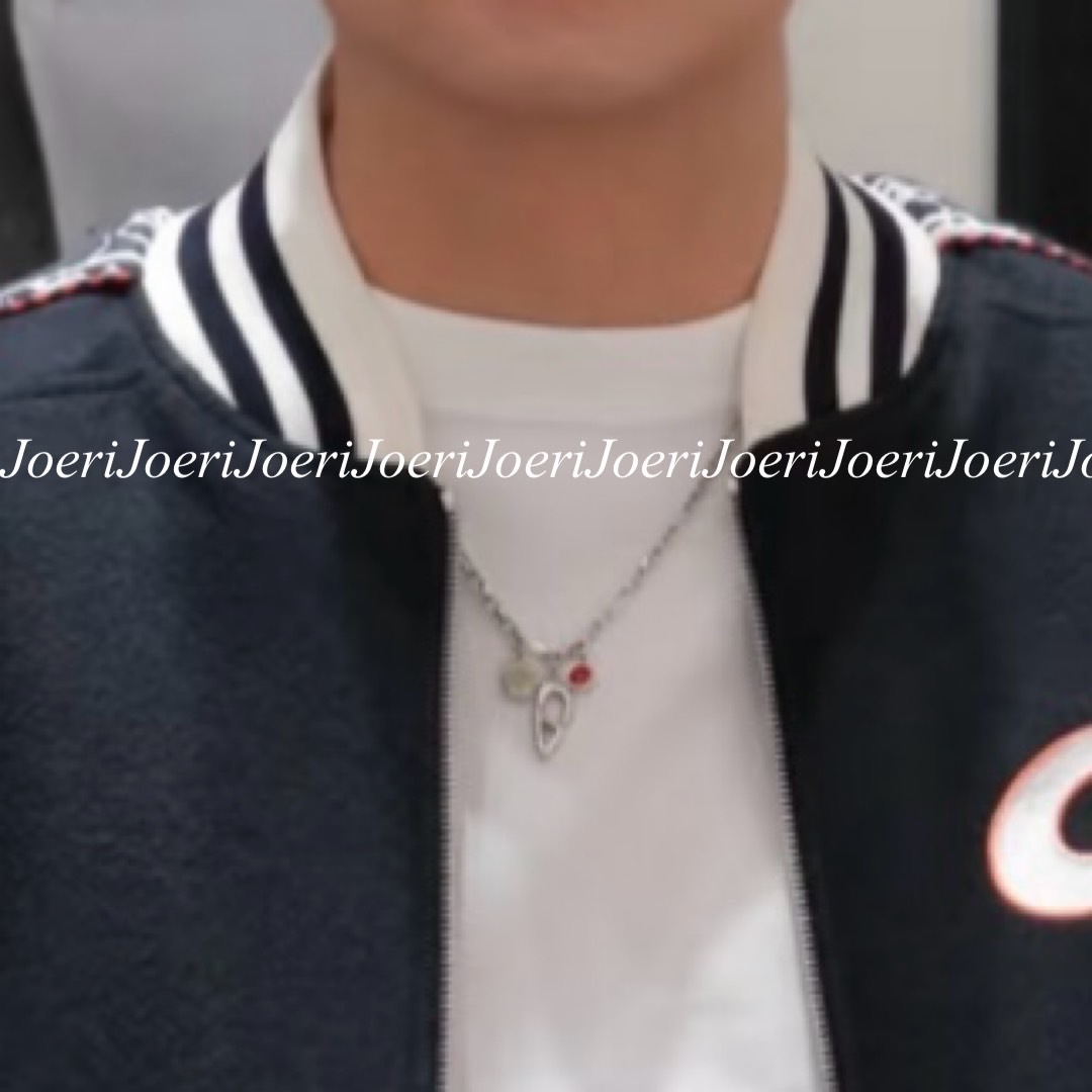 【おしゃれな首元♪】DIOR DIOR AND KAWS ペンダントネックレス おしゃれな首元♪】DIOR DIOR AND KAWS ペンダントネックレス