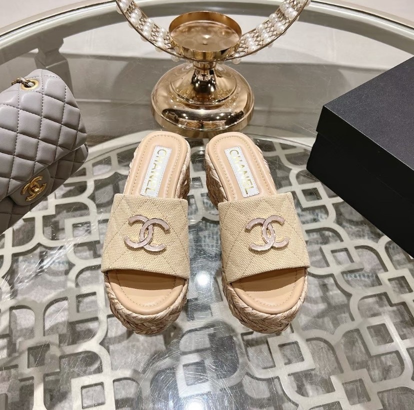 夏に履きたい！目を惹く可愛さ☆【CHANEL】ロゴ 厚底サンダル