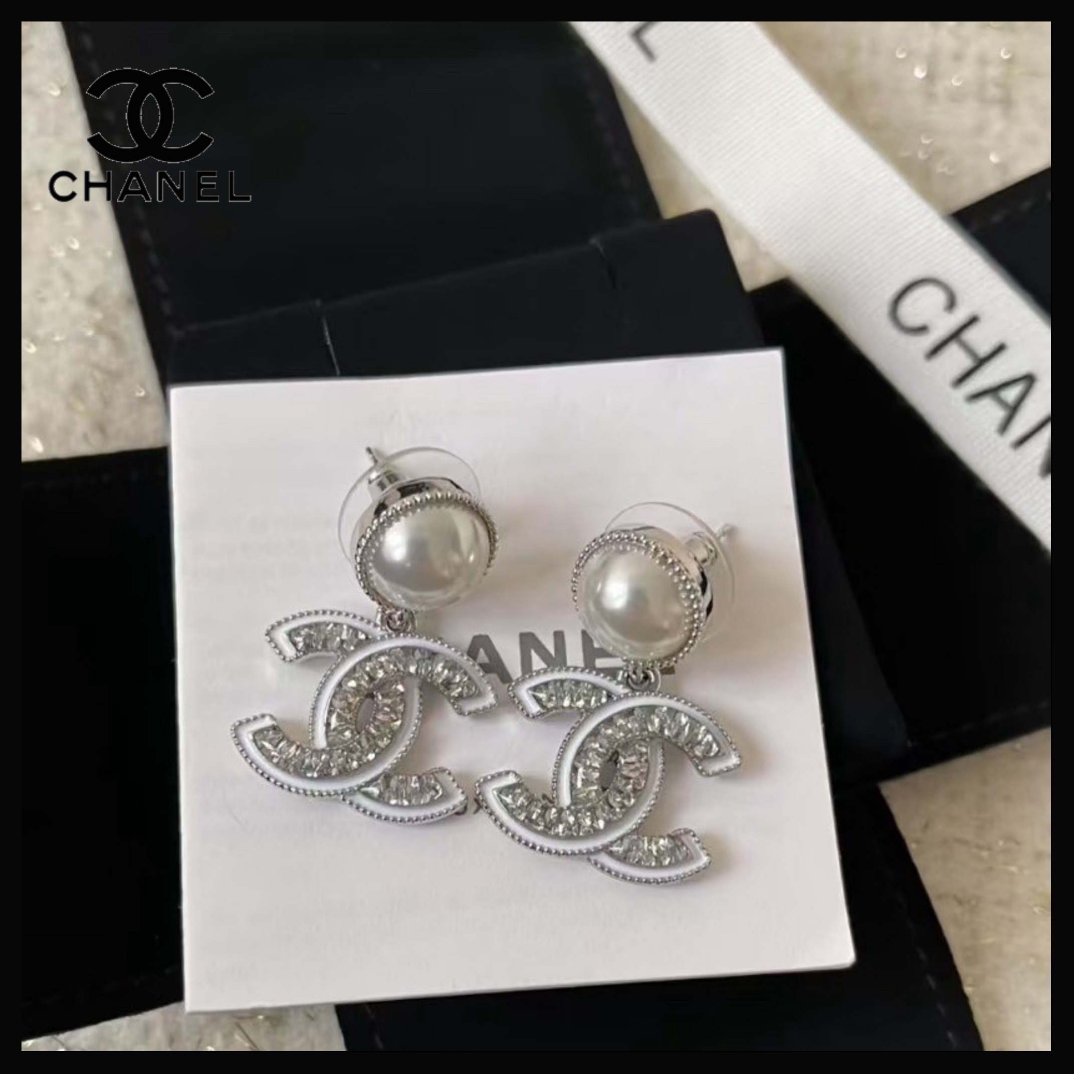耳元で揺れる上品な輝き★【CHANEL】ロゴ パール ピアス