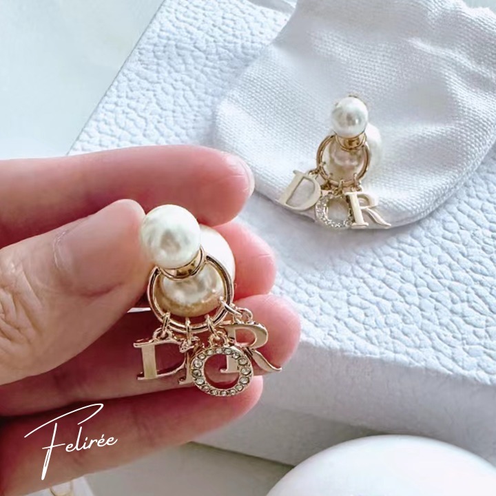 【ロゴが可愛く揺れる♪】Dior Tribales ピアス 耳元で可愛く揺れる♪】DIOR☆Dior Tribales ピアス